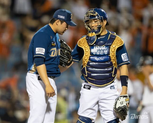 지난해 NC 시절의 양의지(오른쪽)와 호흡을 맞춘 한재승. /사진=NC 다이노스