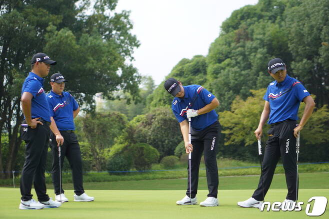 남자 골프 대표팀의 김시우, 임성재, 장유빈, 조우영(왼쪽부터)이 26일 중국 항저우 서호 국제골프코스에서 공식 연습라운드를 진행하고 있다. (대한골프협회 제공)  ⓒ News1