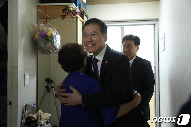김영호 통일부 장관이 26일 서울 성북구에 거주하는 이산가족 임보배씨 가정을 위로 방문했다.(통일부 제공)