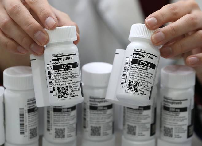 코로나19 먹는 치료제인 ‘라게브리오(사진·성분명 몰누피라비르)’가 코로나19 바이러스 자체에 돌연변이를 일으킬 수 있으며, 이 변이가 다른 사람에게 확산된다는 연구결과가 나왔다./뉴스1