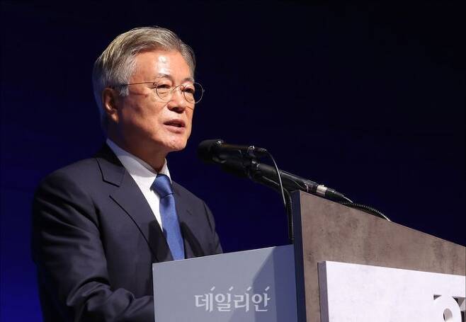 문재인 전 대통령이 지난 19일 오후 서울 영등포구 63빌딩에서 열린 9·19 평양공동선언 5주년 기념식에서 인사말을 하고 있다. ⓒ사진공동취재단