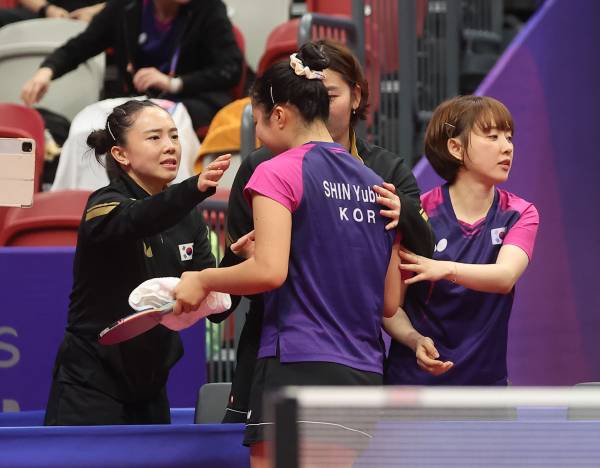 <yonhap photo-3716="">전지희(왼쪽)와 서효원이 25일 중국 항저우 궁수 캐널 스포츠파크 체육관에서 열린 2022 항저우 아시안게임 탁구 여자 단체전 준결승 일본전에서 패한 뒤 마지막 단식 주자로 나선 신유빈을 위로하고 있다. 사진=연합뉴스</yonhap>