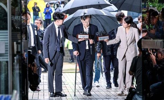 이재명 더불어민주당 대표가 26일 오전 영장실질심사를 받기 위해 서초동 서울중앙지법에 도착해 청사 안으로 이동하고 있다. 김성룡 기자