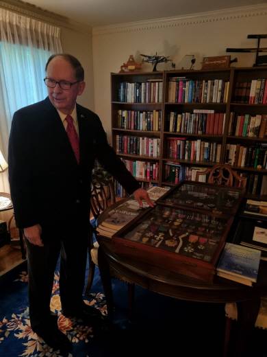 토머스 퍼거슨 미 육군 예비역 대령이 미국 버지니아주 그레이트폴스 자택의 서재 가운데 탁자를 가득 채운 외조부 에드워드 아몬드 장군의 훈장에 대해 설명하고 있다.