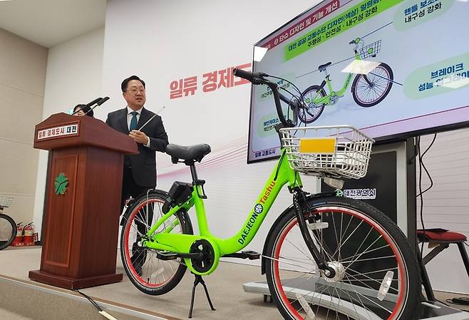 이장우 대전시장이 26일 서대전IC 주변 교통혼잡 해소 방안과 자전거 이용 활성화 정책을 브리핑하고 있다. 연합뉴스