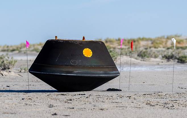 착륙한 소행성 ‘베누’ 샘플 캡슐. NASA