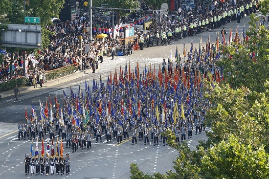 박근혜정부 때인 2013년 10월1일 건군 제65주년 국군의날을 맞아 서울 도심에서 열린 대규모 시가행진에서 군악대와 기수대가 행진하고 있다. 연합뉴스
