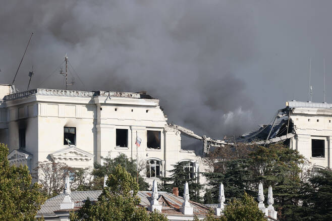 2023년 9월22일(현지시간) 우크리아나군의 미사일 드론 공격으로 일부가 파괴된 러시아 흑해함대 사령부 건물의 모습. / 사진=타스 연합뉴스