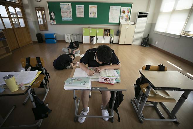 쉬는 시간에 숙제를 하고 있는 석곡중학교 1학년 학생들. ⓒ시사IN 이명익