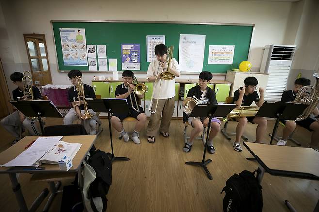 방과후 수업으로 트럼본 파트 수업을 받고 있는 석곡중학교 학생들. ⓒ시사IN 이명익