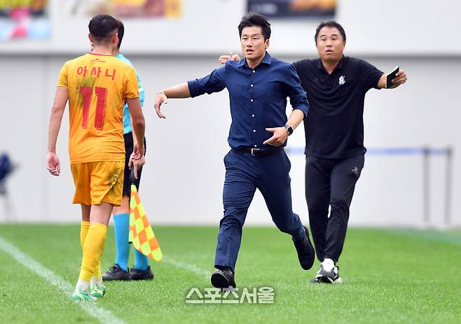 광주 아시니가 17일 서울월드컵 경기장에서 열린 하나원큐 K리그1 서울FC와 광주FC의 경기 후반 교체되다 심판과 언쟁이 붙자 이정효 감독이 달려와 데려가고 있다. 2023.09.17. 강영조기자 kanjo@sportsseoul.com