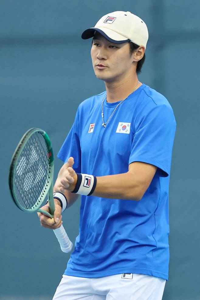 27일 항저우 올림픽 스포츠센터에서 열린 2022 항저우 아시안게임 테니스 남자 복식 준준결승 한국 권순우-홍성찬 조와 일본 하자와 신지-우에스기 가이토 조의 경기에서 권순우가 테니스를 손바닥으로 치고 있다. 사진 | 항저우=연합뉴스