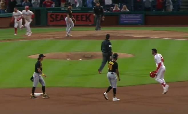 피츠버그 배지환이 연장 10회말 끝내기 안타를 친 필라델피아 요한 로하스를 보며 그라운드를 나서고 있다. 사진=MLB.com