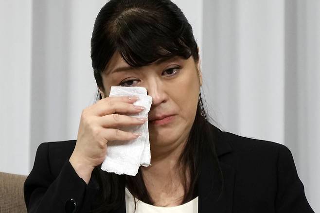 자니즈 사무소 후지시마 주리 게이코 사장이 지난 7일 도쿄에서 열린 기자회견 도중 눈물을 닦는 모습. 이날 후지시마는 자신의 삼촌이자 회사 창업자인 고(故) 자니 기타가와가 아이돌 연습생들을 상대로 성범죄를 저지른 사실을 인정하고 사임한다고 밝혔다./AP 연합뉴스