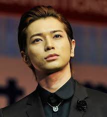 자니즈 사무소 소속 남성 아이돌 그룹 아라시로 데뷔한 일본 가수 겸 배우 마츠모토 준. 자니스 사태가 터진 이후인 지난 11일 마츠모토가 18년 동안 교제한 연인 이노우에 마오와 내년 초 결혼한다는 보도가 일본 언론 사이에 쏟아졌다. 자니즈 사태로 우려하는 팬들의 마음을 달래고, 미뤄왔던 결혼을 결심할 적기로 판단했을 것이란 분석이다.