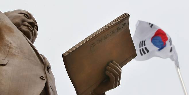 2012년 7월 17일 오후 서울시 중구 장충동 자유총연맹 광장에서 대형 태극기가 이승만 동상 너머로 펄럭이고 있다./연합뉴스