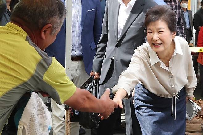 박근혜 전 대통령이 추석을 앞둔 25일 대구 달성군 현풍백년도깨비시장을 찾아 시민들과 인사하고 있다. ⓒ뉴시스