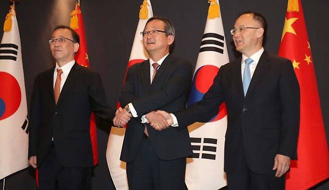 정병원(가운데) 외교부 차관보가 26일 서울 중구의 한 호텔에서 후나코시 다케히로 일본 외무성 외무심의관, 눙룽 중국 외교부 부장조리와 한일중 3국 고위급회의(SOM·Senior Officials' Meeting)를 하기 위해 만나 기념사진을 촬영하고 있다. ⓒ뉴시스