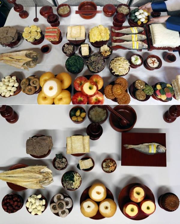 ▲22일 오전 서울 은평구 은평한옥마을 예서헌에서 한국농수산식품유통공사(aT) 주최로 열린 추석 차례상 시연 행사에서 전통차례상(사진 위)과 간소화 차례상 차림이 시연되어 있다. (뉴시스)