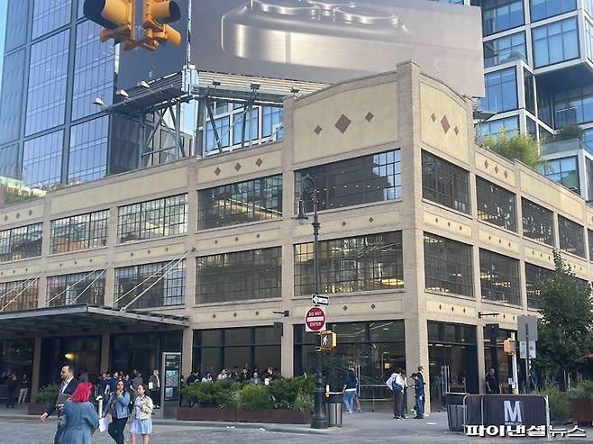 애플 최신 스마트폰인 ‘아이폰15 시리즈’가 출시된 지난 22일(현지시간) 애플스토어 뉴욕 매장(401 W 14th Street New York, NY 10014) 앞에 구매 대기줄이 이어지고 있다. 사진=김미희 기자