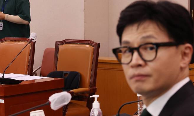 18일 국회에서 열린 법제사법위원회 전체회의에 참석한 한동훈 법무장관. 연합뉴스