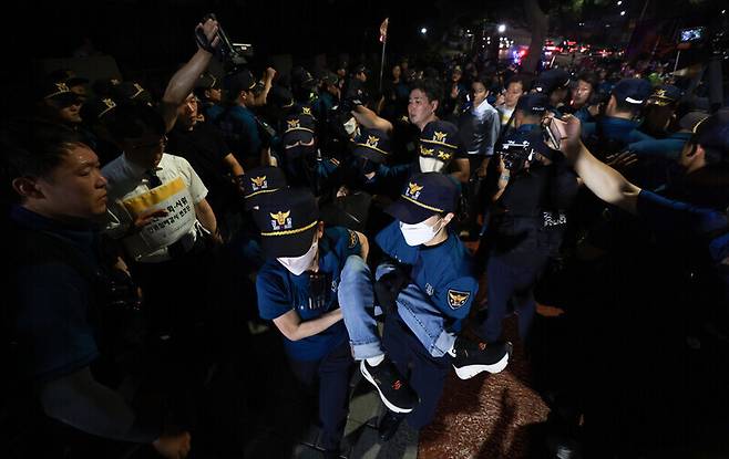 지난 7월21일 오후 서울 서초구 대법원 일대에서 열린 금속노조의 ‘2023 불법 파견 대법원 조속 판결 촉구 2차 공통 투쟁’에서 경찰이 노숙 농성에 돌입하려는 참가자들을 강제 해산시키고 있다. 연합뉴스