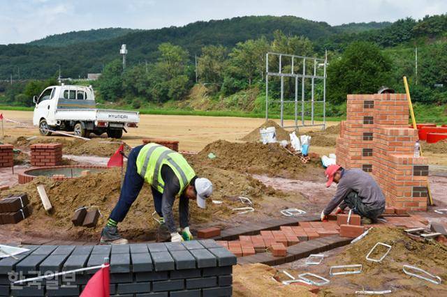 작업 인부들이 27일 오전 대구 북구 노곡동 금호꽃섬에서 벽돌을 배열하고 있다. 류수현 기자