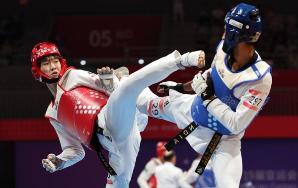 <yonhap photo-2754="">27일 중국 항저우 린안 스포츠문화전시센터에서 열린 19회 항저우 아시안게임 태권도 남자 80㎏급 16강전에서 한국 박우혁이 인도 티야기 시반시와 맞대결하고 있다. 사진=연합뉴스</yonhap>