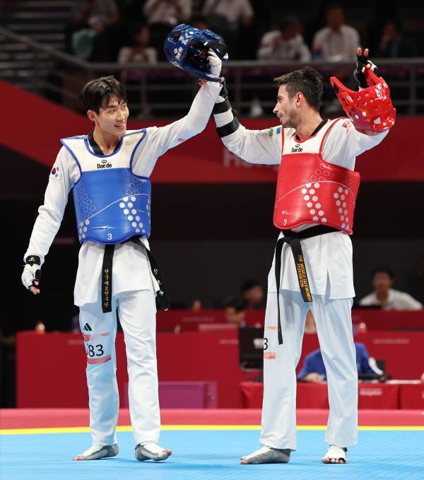 <yonhap photo-3599="">27일 중국 항저우 린안 스포츠문화전시센터에서 열린 19회 항저우 아시안게임 태권도 남자 68㎏급 준결승전에서 한국 진호준이 우즈베키스탄 울루그벡 라시토프에게 패한 뒤 인사하고 있다. 사진=연합뉴스</yonhap>