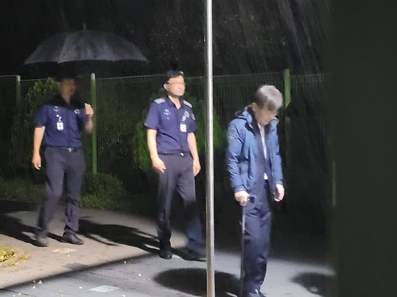 이재명 더불어민주당 대표가 27일 오전 3시47분쯤 서울구치소 안에서 휠체어로 정문 앞까지 이동한 뒤 지팡이를 짚고 걸어 나오고 있다. 손성배 기자