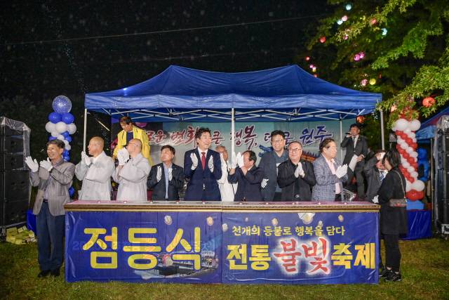 ▲ 원주천 일대를 화려하게 밝히는 제4회 원주전통불빛축제가 최근 막을 올렸다. 축제는 원주교 둔치 일대에서 내달 9일까지 열린다.