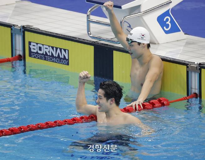 황선우(앞)가 27일 중국 항저우 올림픽 스포츠센터 수영장에서 열린 2022 항저우 아시안게임 남자 200m 자유형 결승에서 금메달을 획득한 뒤 동메달을 차지한 이호준과 함께 환호하고 있다. 항저우|문재원 기자