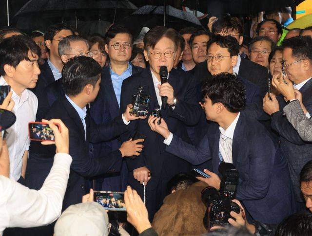 이재명 더불어민주당 대표가 27일 경기도 의왕 서울구치소 밖으로 나와 발언하고 있다. 연합뉴스