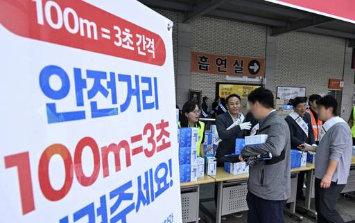 지난 27일 오전 용인특례시 기흥휴게소(하행)에서 열린 '추석연휴 대비 졸음 운전 예방 캠페인'에서 한국도로공사 등 관계자들이 커피 등 졸음운전 예방 물품을 나눠주고 있다. 홍기웅기자