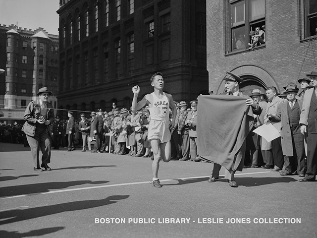 보스턴 마라톤 조직위원회가 2017년 보스턴육상협회와 함께 서윤복 별세를 추모하며 공개한 1947년 대회 결승선 통과 모습.