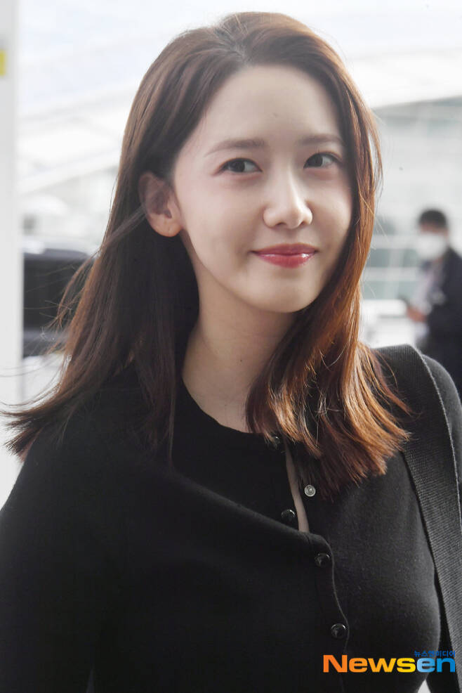 On the afternoon of September 27, Girls Generation Im Yoon-ah departs from Incheon International Airport Terminal 1 to attend the Singapore event.
