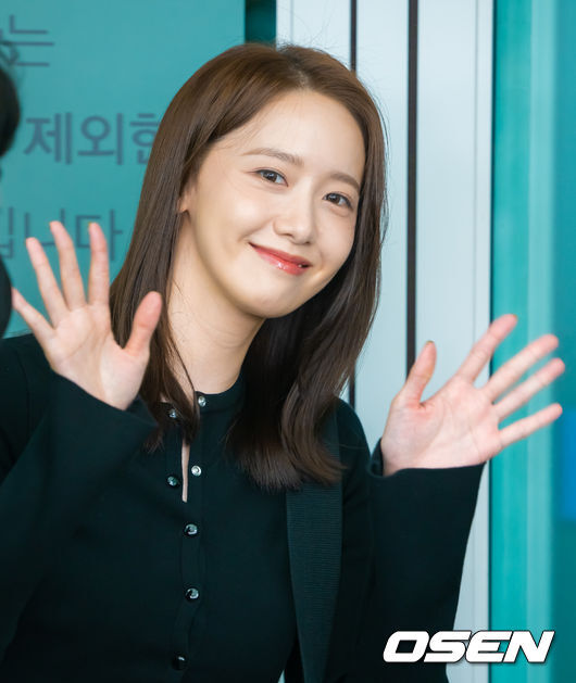 Group Girls Generation member Im Yoon-ah left Singapore on the 27th at Incheon International Airport Terminal 1 to attend overseas events.Im Yoon-ah poses ahead of her departure. 2023.09.27