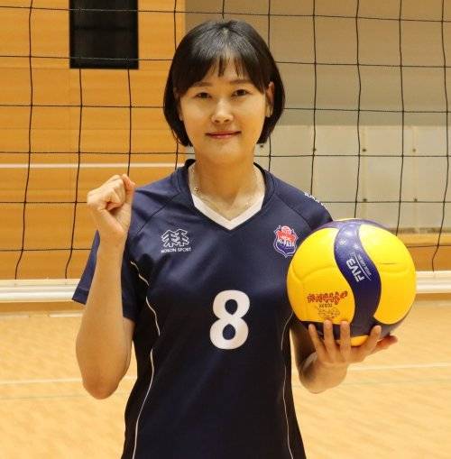 한국도로공사 리베로 임명옥은 프로 19년차인 올 시즌을 앞두고 “팀이 지금 좋은 분위기를 이어가야 한다. 후배들과 행복하게 뛰겠다”고 말했다. 뛰어난 자기 관리로 여전한 기량을 과시하면서도 최고참으로서 후배들을 향한 조언도 아끼지 않는다. 임명옥은 “외국인 선수 부키리치는 물론, 신인과 트레이드 영입 자원들 모두 기량이 뛰어나다. 각자 제 몫을 할 것”이라고 기대를 보였다. 사진제공 | 한국도로공사 하이패스