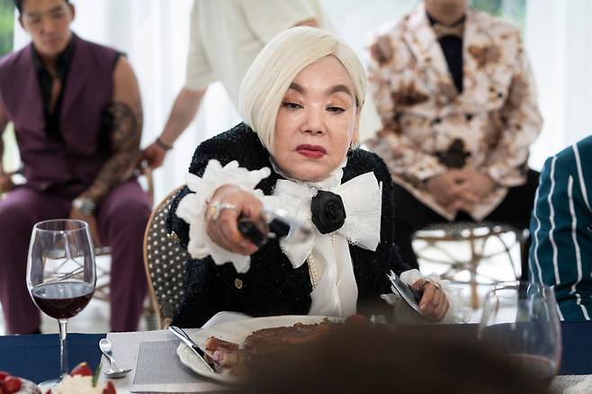 ‘가문의 영광: 리턴즈’ 속 김수미. 오로지 그의 부탁으로 이번 영화가 탄생했다고.