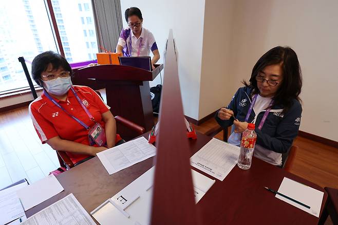 27일 중국 항저우 치위안 체스홀에서 열린 제19회 항저우 아시안게임 브리지 혼성 단체전 예선에서 김혜영이 싱가포르를 상대하는 경기를 준비하고 있다. 2023.9.27 연합뉴스