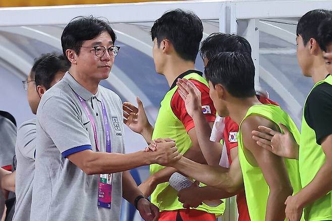 ▲ 선수들을 격려하는 황선홍 감독. ⓒ연합뉴스