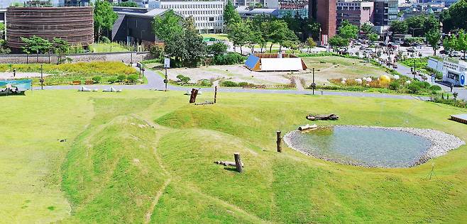 열린송현 하늘소(전망대)에서 본 풍경. 사진 오른쪽 위가 안국동 사거리다.