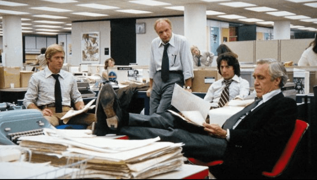 영화 '모두가 대통령의 사람들'의 한 장면. 벤 브레들리 편집국장(오른쪽)이 밥 우드워드(왼쪽)와 칼 번스타인(오른쪽에서 두번재) 기자의 기사를 검토하고 있다.