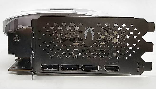 DP(1.4a) 3개, HDMI(2.1) 1개를 탑재했다 / 출처=IT동아