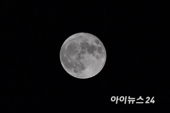 지난달 31일 서울 밤하늘에 떠오른 슈퍼 블루문.