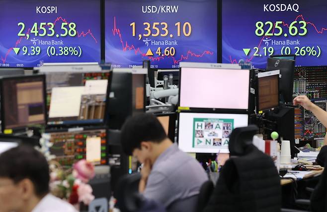27일 오전 서울 중구 하나은행 본점 딜링룸에서 직원들이 업무를 보고 있다. <연합뉴스>
