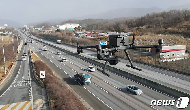 지난 1월 경부고속도로 죽암휴게소 일대에서 한국도로공사 대전충남본부 교통팀 관계자들이 드론을 이용해 법규 위반차량 단속을 하고 있다. /사진=뉴스1