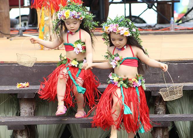 티니안 고추축제의 아이들. 묻거나 따질 것도 없이 척 봐도 깊은 사랑의 마음이 샘솟는다.
