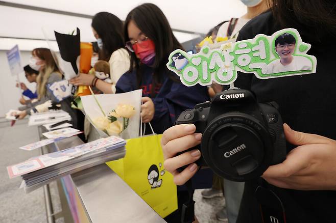 ▲ 공항에는 페이커를 보기 위한 많은 팬이 몰렸다. ⓒ연합뉴스