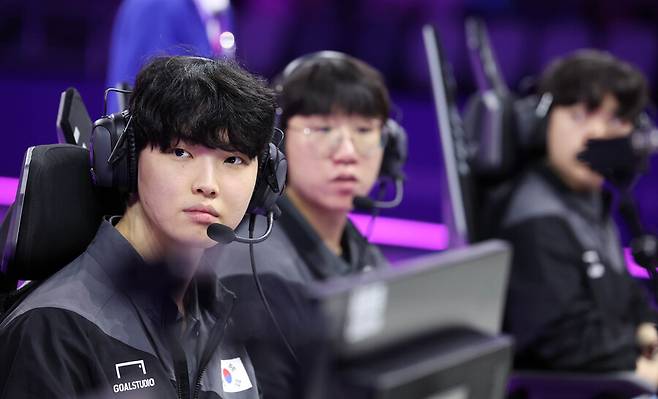 ▲ 28일 중국과 4강전에 나선 한국 선수단. 왼쪽부터 '쵸비' 정지훈, '룰러' 박재혁, '케리아' 류민석 ⓒ연합뉴스